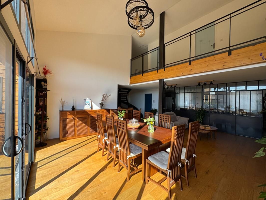 SAINT-LOUBES A Saint Loubès, Immeuble mixte de 388 m² - Appartement d'architecte spacieux - 6 pièces - 168 m2 -  Local commercial  de 220 m² - 385 m² de terrain - 4