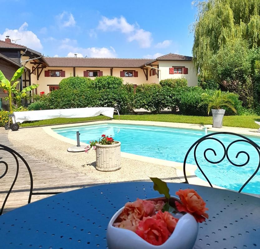 GIFFAUMONT-CHAMPAUBERT Superbe Maison de Village, Villa ou Propriété de Charme de 239 m² Entièrement Rénovée, avec sa Piscine chauffée, Poolhouse, Garage, Terrain de Pétanque, Dépendances et Terrain Clos et Arboré de 2874 m² 1