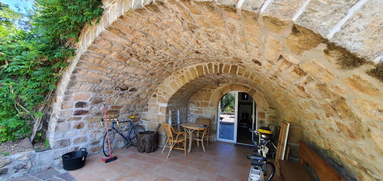 PAYZAC MAS PROVENÇAL DU XVIIIe, VUE ALPES ET MONT VENTOUX. CINQ CHAMBRES, IMMENSE SALON, GRANDE PISCINE, SIX TERRASSES. OPPORTUNITÉ UNIQUE À SAISIR 3