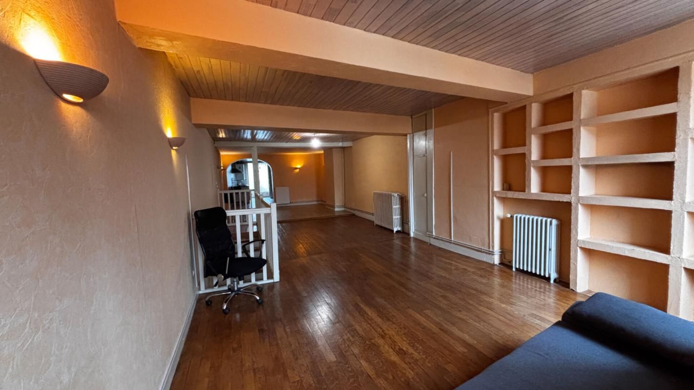 TOURNUS Maison coeur de ville en duplex, 5 P, avec commerce loué 2