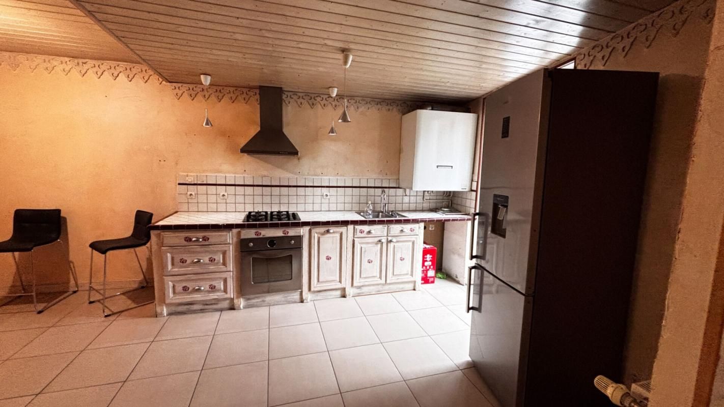 TOURNUS Maison coeur de ville en duplex, 5 P, avec commerce loué 4