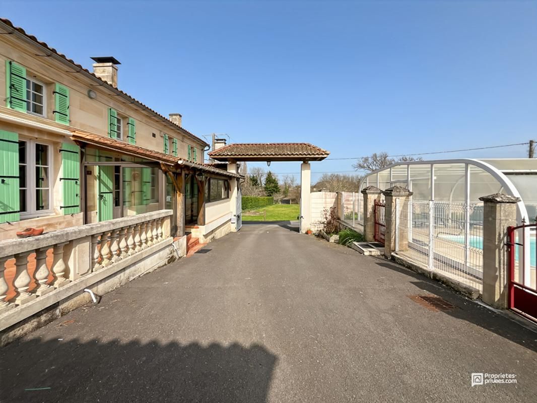 BERSON Maison avec piscine, spa et dépendances sur 6340 m² à vendre à Berson ? Proche Blaye 3