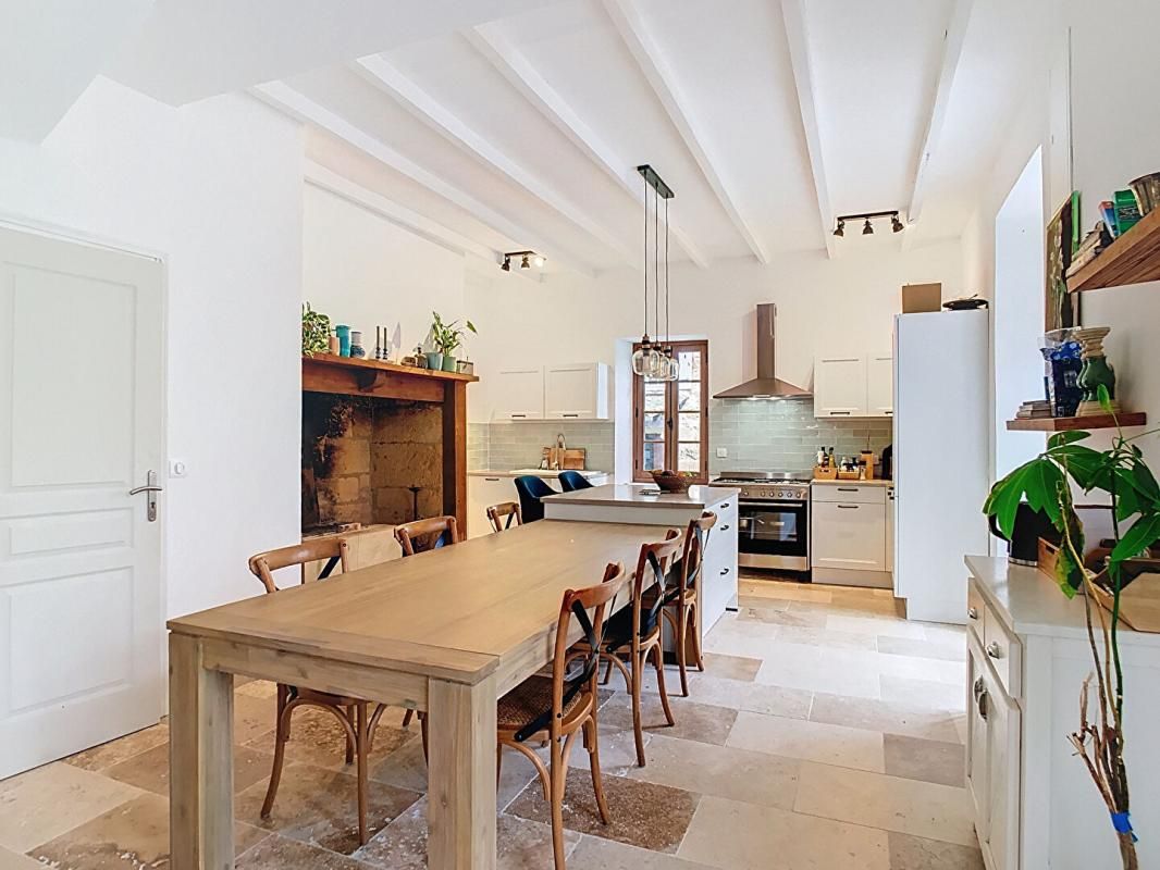 BEYNAC-ET-CAZENAC Belle propriété en pierre récemment rénovée 4