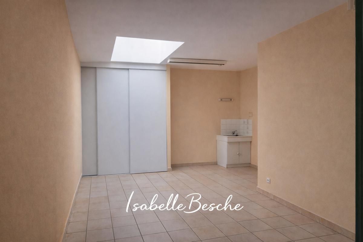 BORDEAUX 33100 BORDEAUX - local indépendant 239 m² , patio, grand garage 4