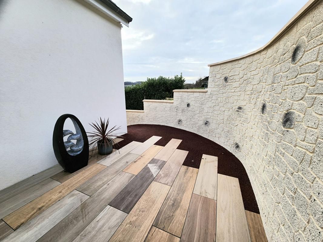 LES ANDELYS Les Andelys - Maison refaite à neuf de 75 m2 - 2/3 chambres + garage et bâtiment sur 2.109 m2 de terrain - Prix 242.000 4