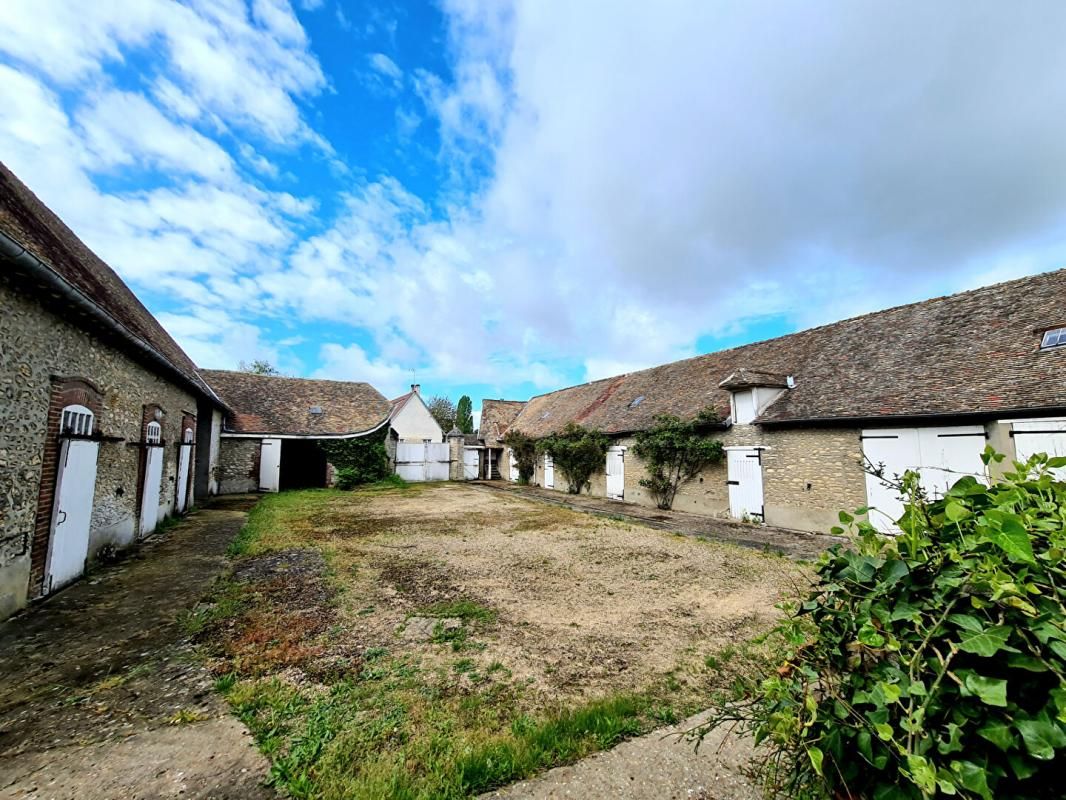 VESLY Vesly - 2 Belles granges : une écurie et une ancienne grange dimière sur 1.200 m2 de terrain plat - Prix : 243.500 1