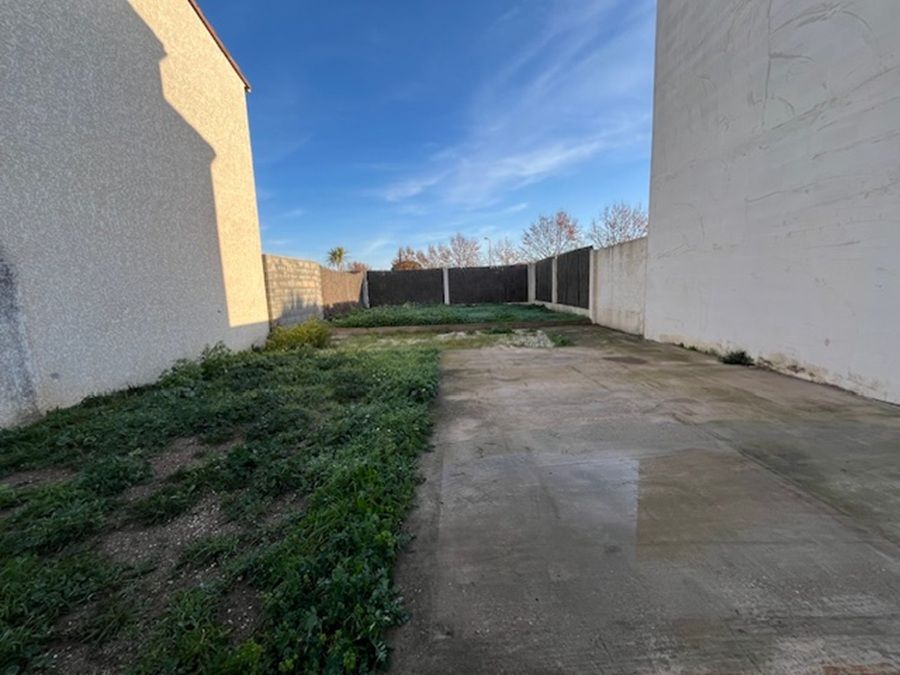 BAGES Superbe Terrain plat et clôturé de 182 m2 constructible avec permis acceptée sur la commune de Bages 2