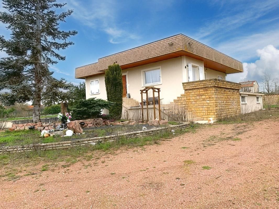 RIORGES En Exclusivité Maison située à Riorges 7 pièces 187 m2, terrain 4500 m2 4