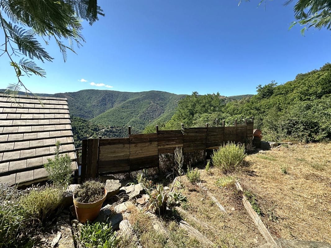 Authentique maison de hameau avec dépendances et vue dégagée