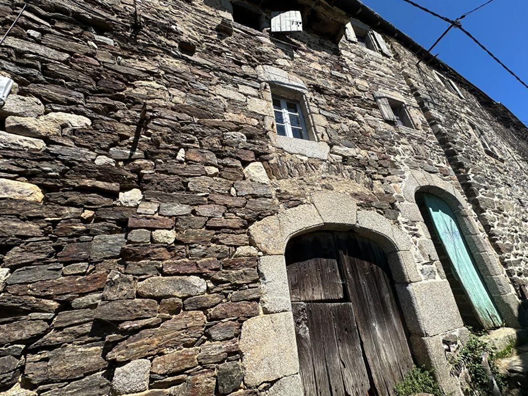 SABLIERES Authentique maison de hameau avec dépendances et vue dégagée 3