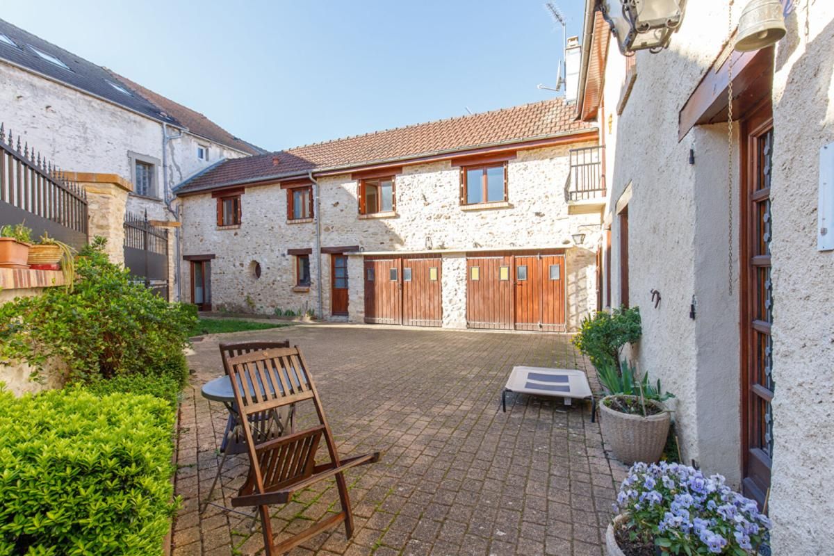 A vendre sur Issou - Ancien corps de ferme avec dépendance