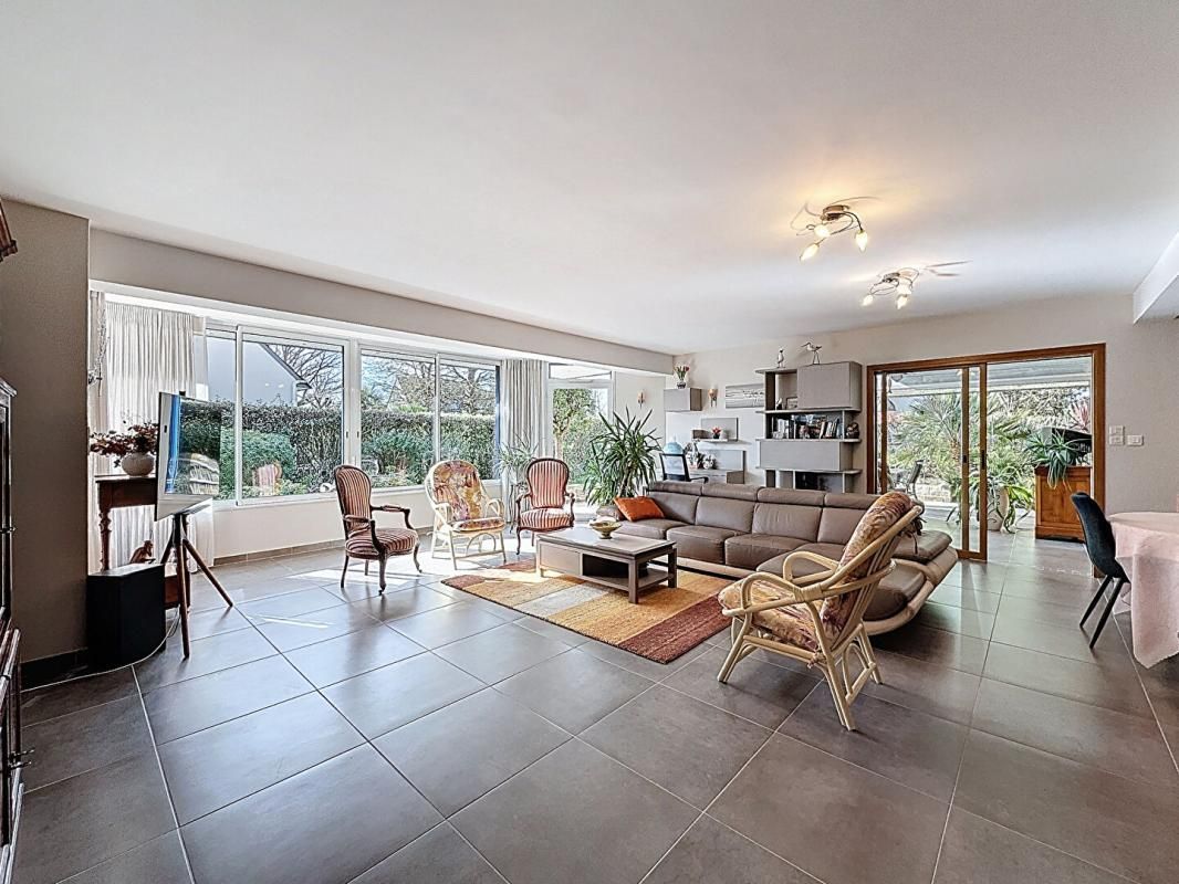 SURZUR Maison d'architecte de 220 m² avec studio indépendant, sur 725 m² de terrain. Domaine résidentiel recherché en fond d'impasse. SURZUR 2