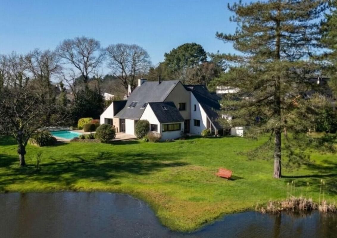 VANNES À 10 minutes du Port de Vannes. Propriété d'architecte d'exception de 235 m², avec étang privatif, piscine, 3 hectares. Parc résidentiel privé 4