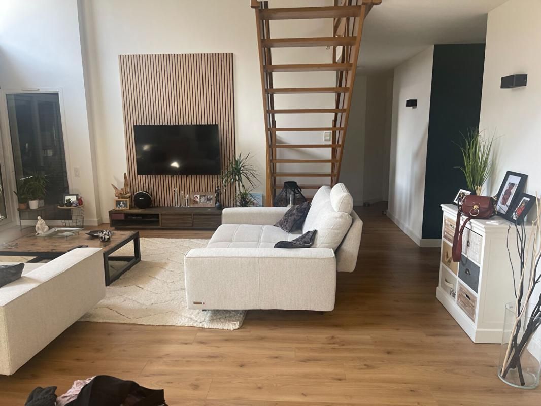 CLUSES CLUSES, Magnifique Maison mitoyenne , rénovée , 170 M2 , 650 M2 de terrain 530 000euros 2