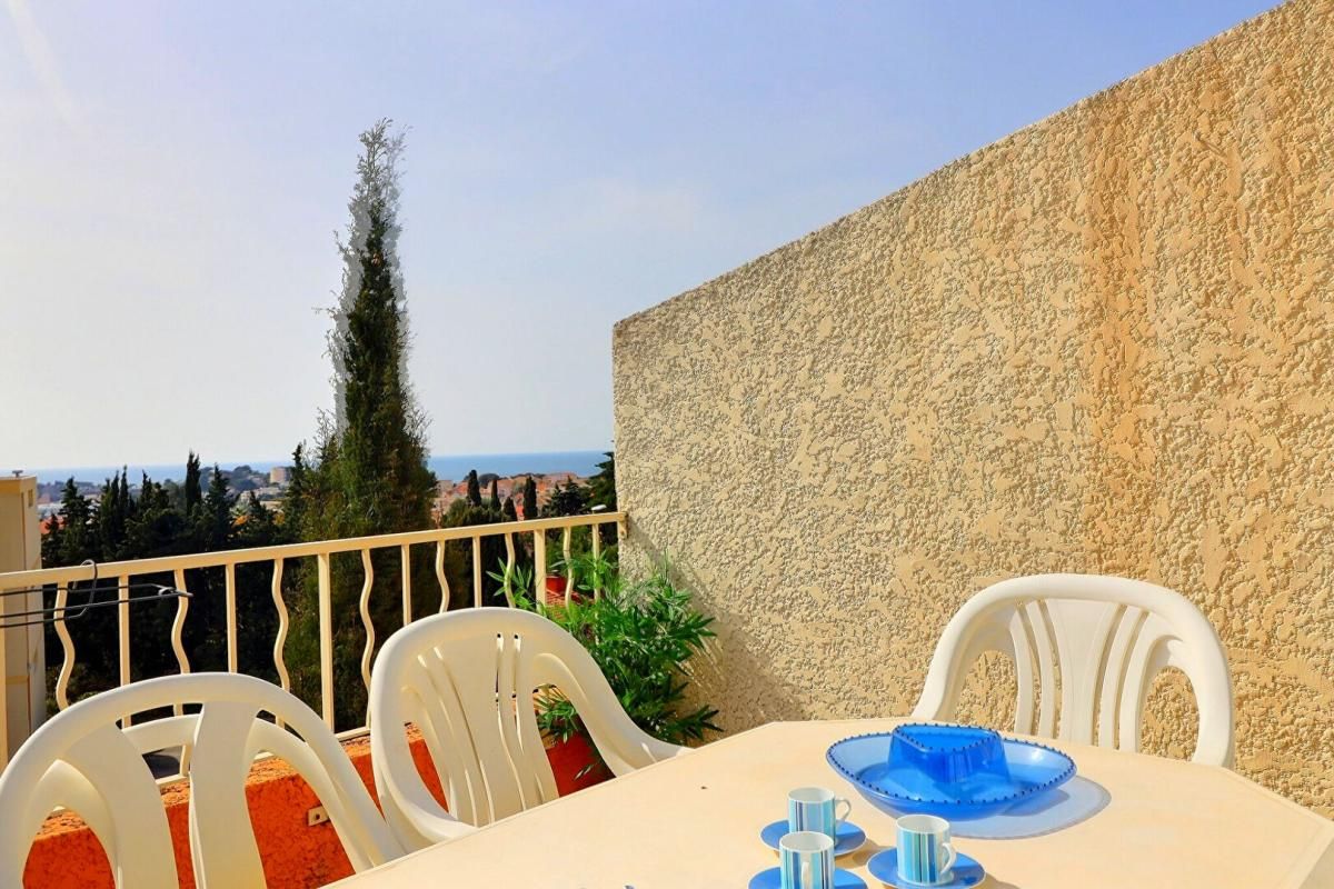 BANDOL Bandol studio avec mezzanine, terrasse vue mer, à pied du centre 2