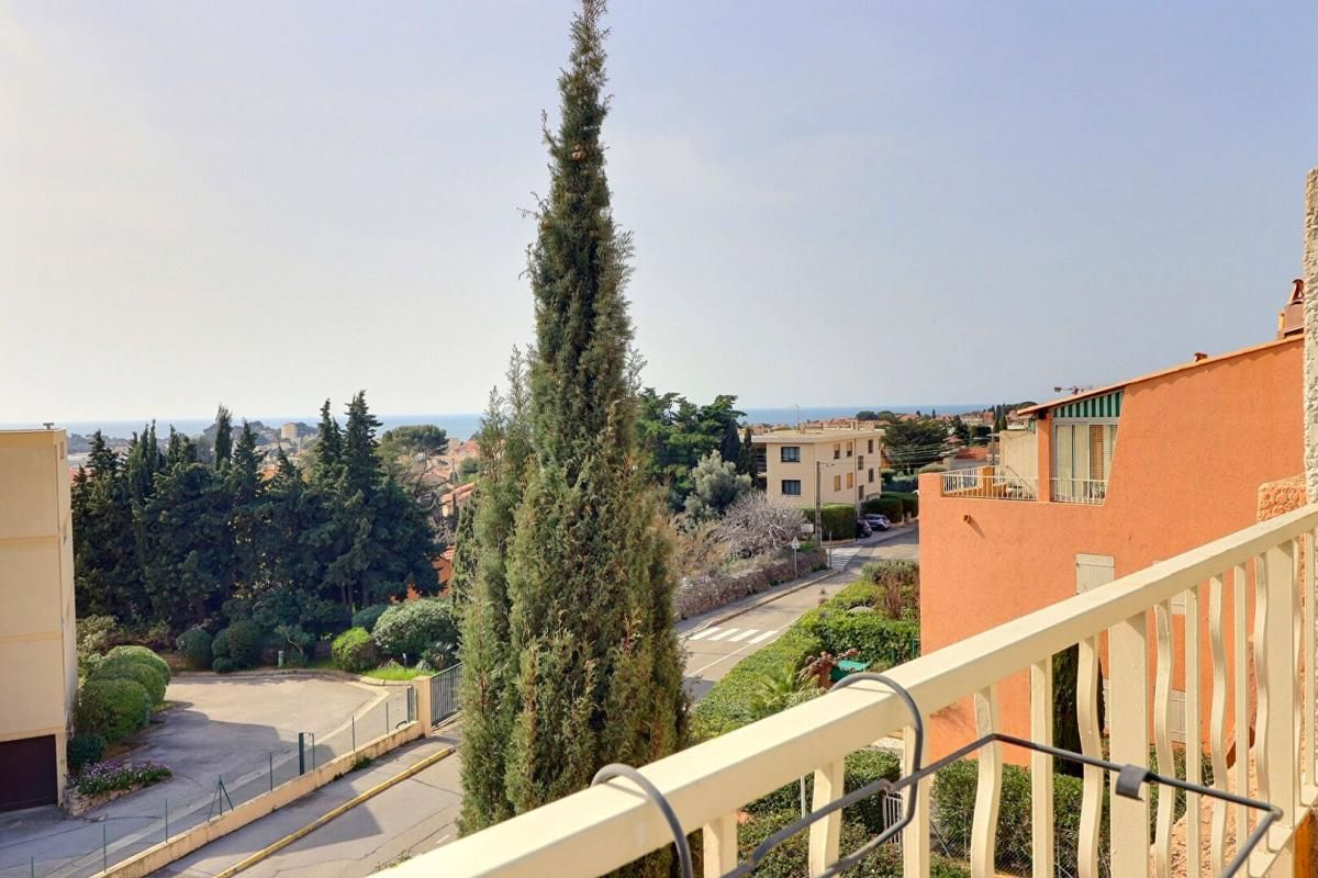 BANDOL Bandol studio avec mezzanine, terrasse vue mer, à pied du centre 3