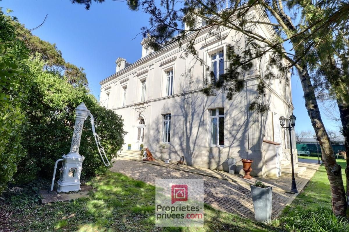 VILLENEUVE-LA-COMTESSE Demeure de prestige Villeneuve La Comtesse 3