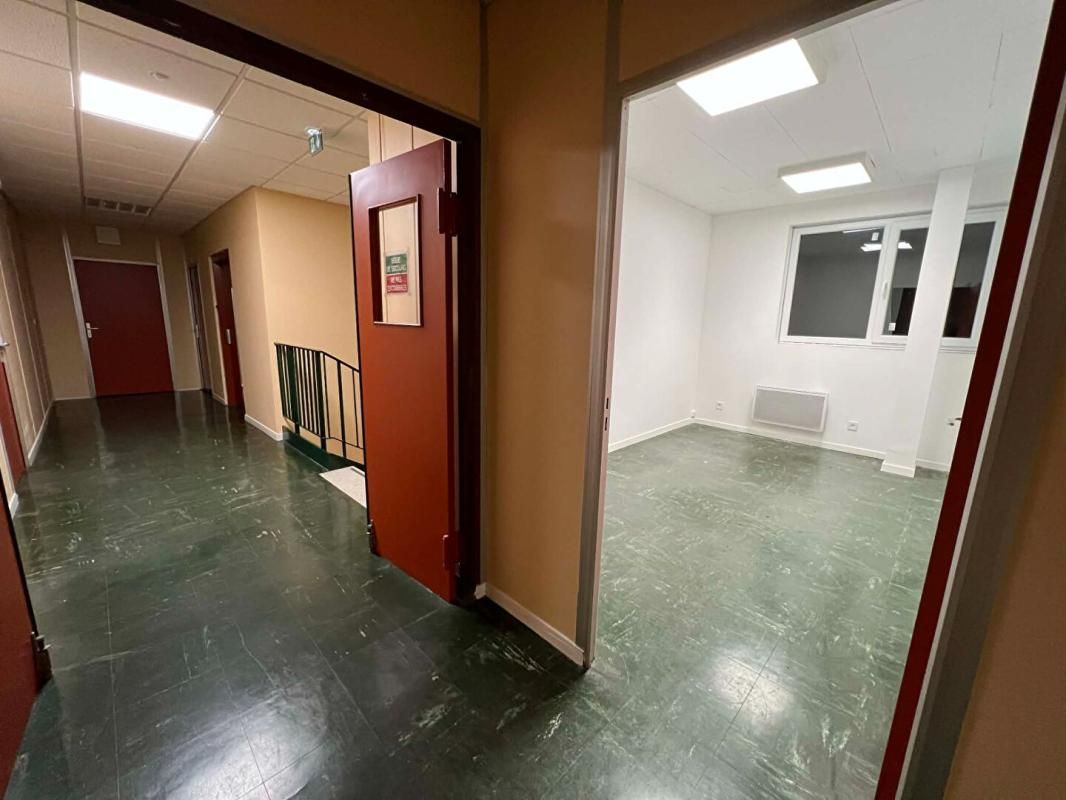 VERNEUIL-EN-HALATTE Parc Alata Bureau à louer entre 12 et 30m2 3