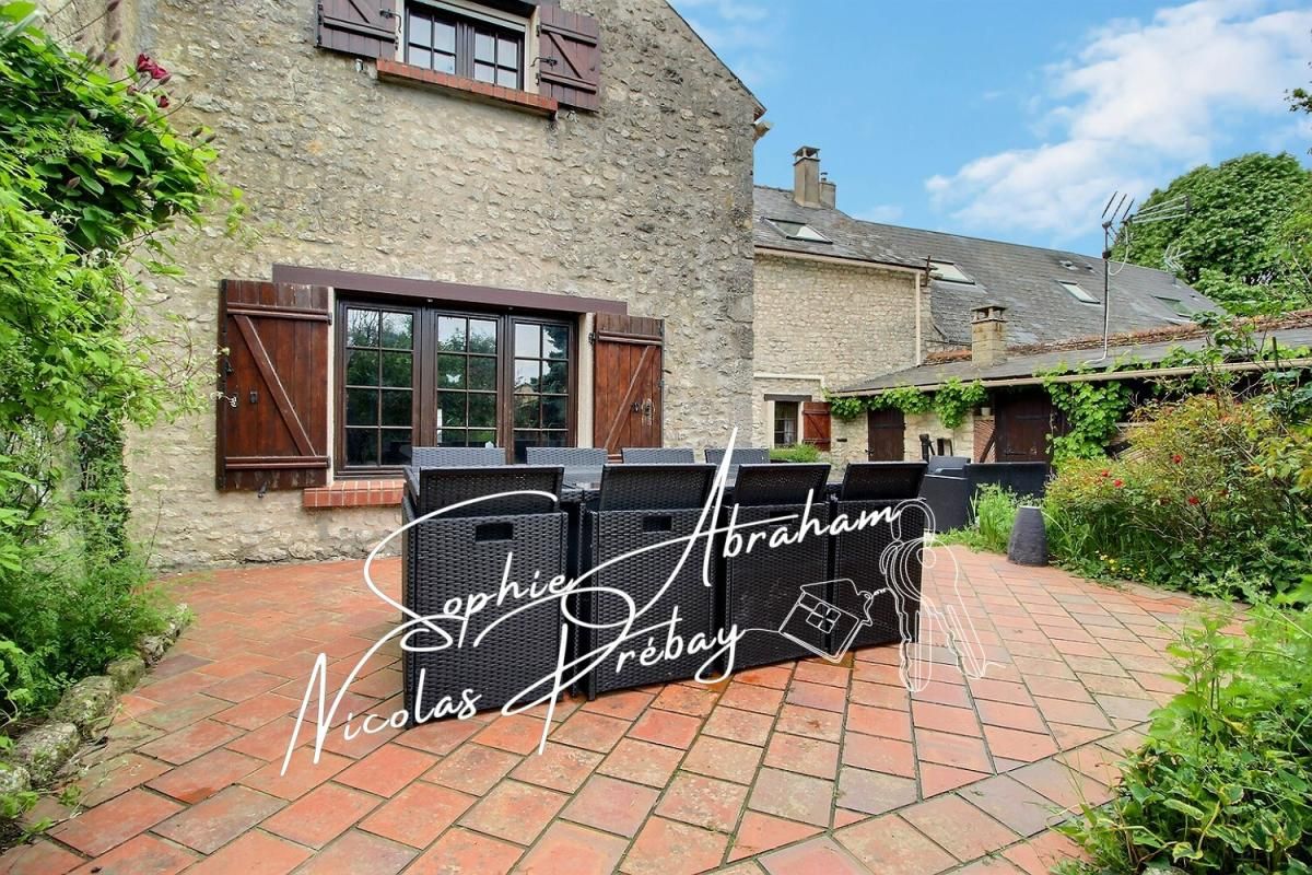 TOURY Authentique maison en pierre rénovée, charme, volumes et prestations de qualité 1