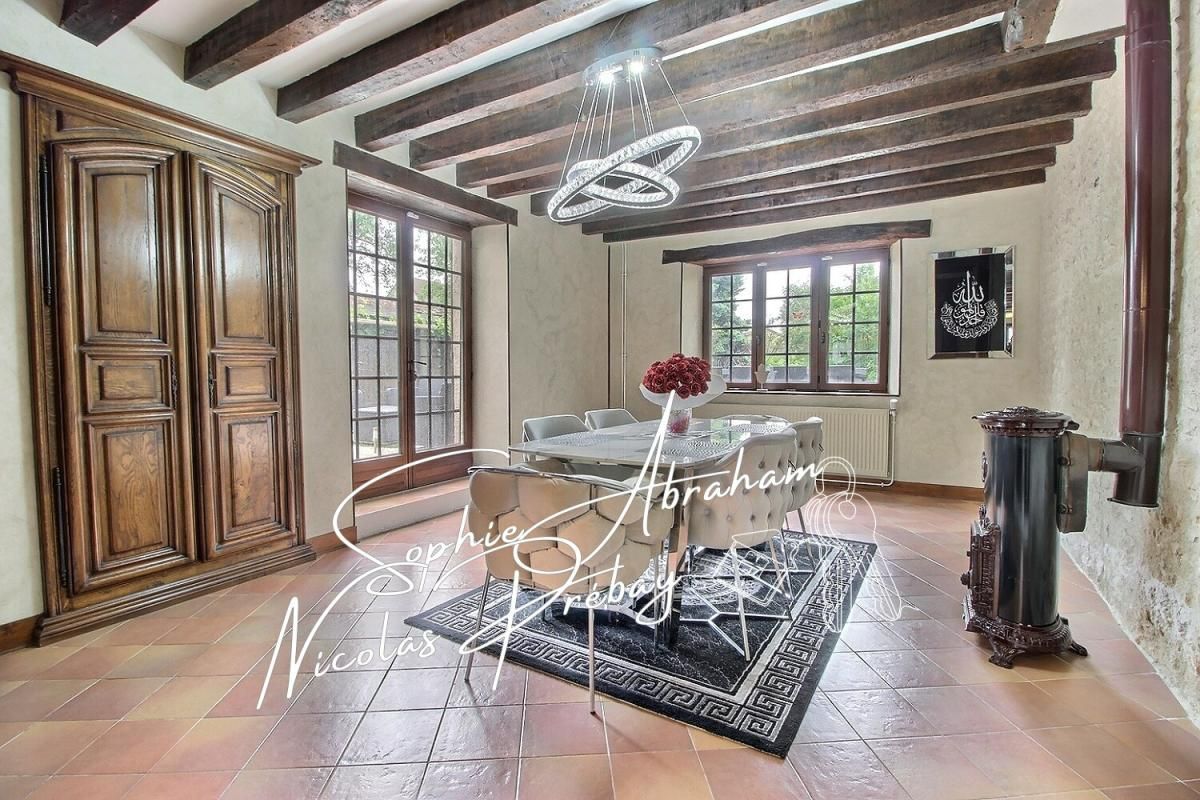 TOURY Authentique maison en pierre rénovée, charme, volumes et prestations de qualité 4