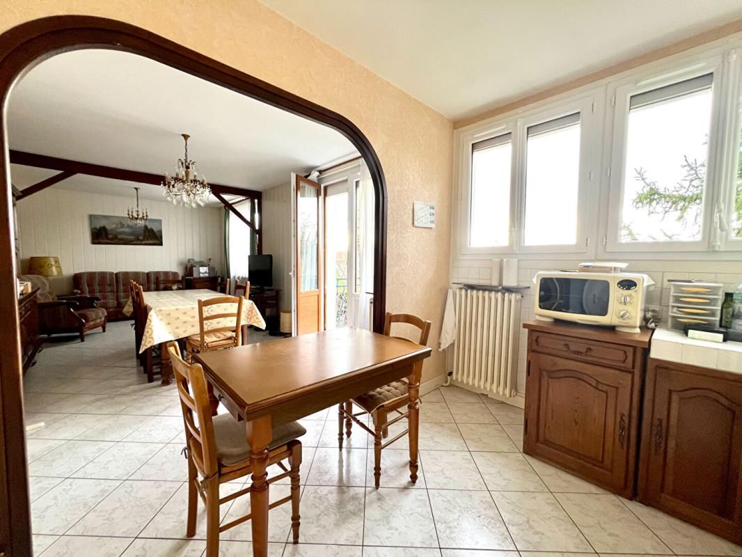 AIGUEPERSE Maison avec jardin, garage et terrain constructible 3