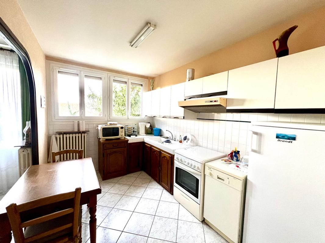 AIGUEPERSE Maison avec jardin, garage et terrain constructible 4