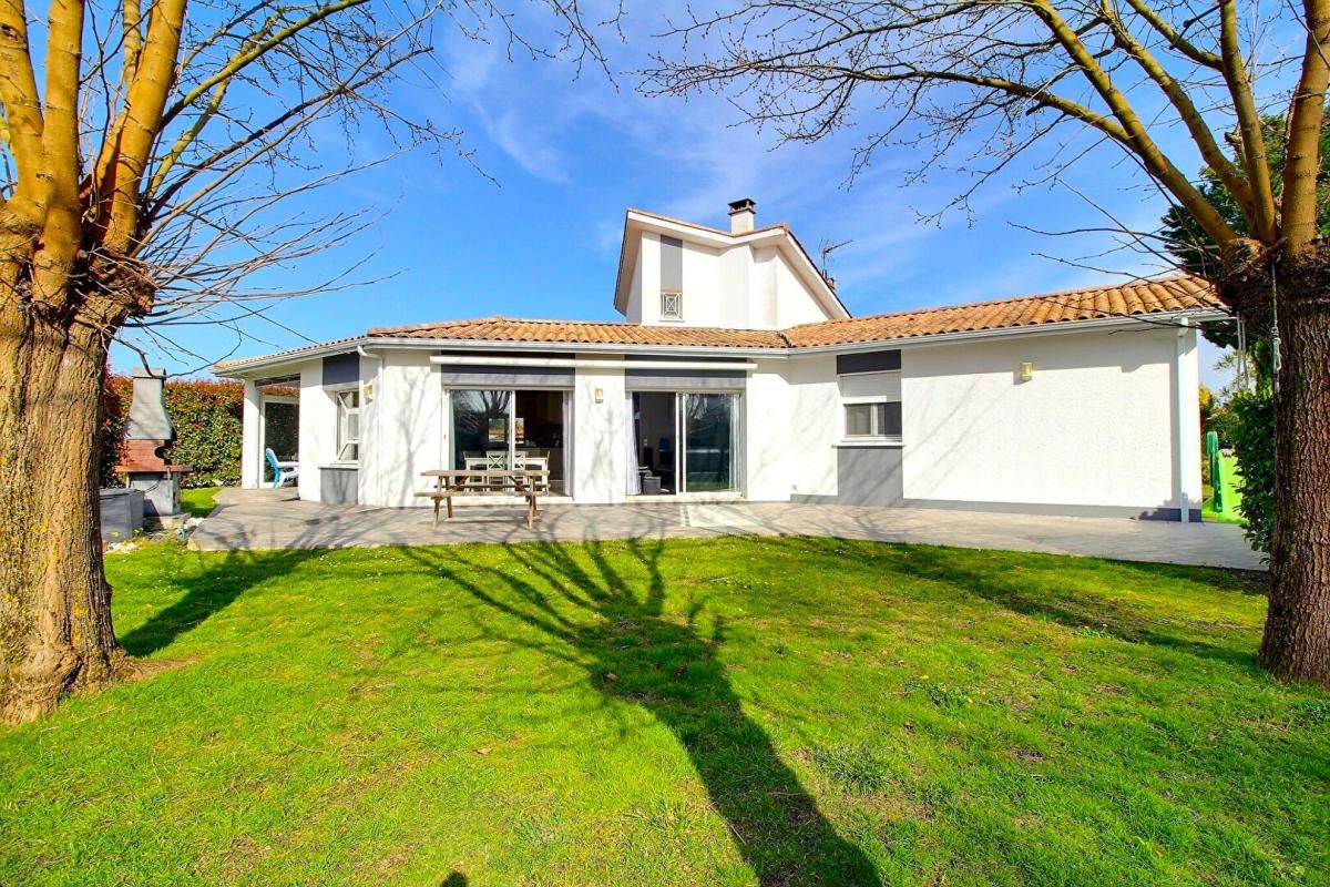 SAINT-ANDRE-DE-CUBZAC Maison familiale 165 M² ,5 chambres , terrain 2000 M², double garage 1