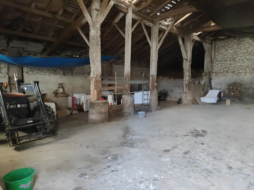 SAINT-VIVIEN-DE-MONSEGUR Corps de ferme en pierre 300m²  à  réhabiliter + hangars sur terrain de 6500 m² 3