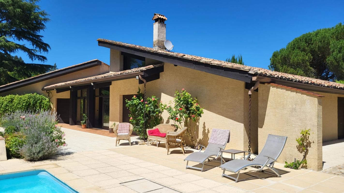 MUSSIDAN Mussidan centre ville Maison d'architecte 10 pièces, 290 m² habitables piscine parc de  3110m² 3