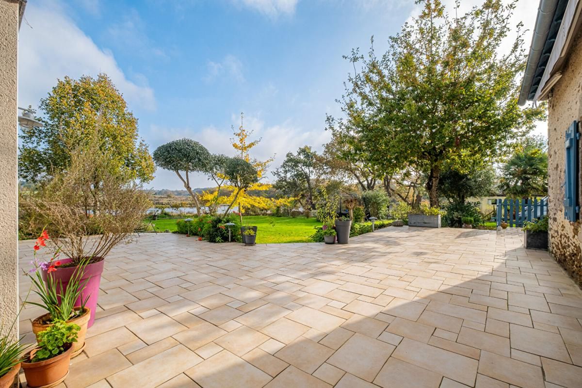 Quimiac : Maison en pierres 180m2 vue marais