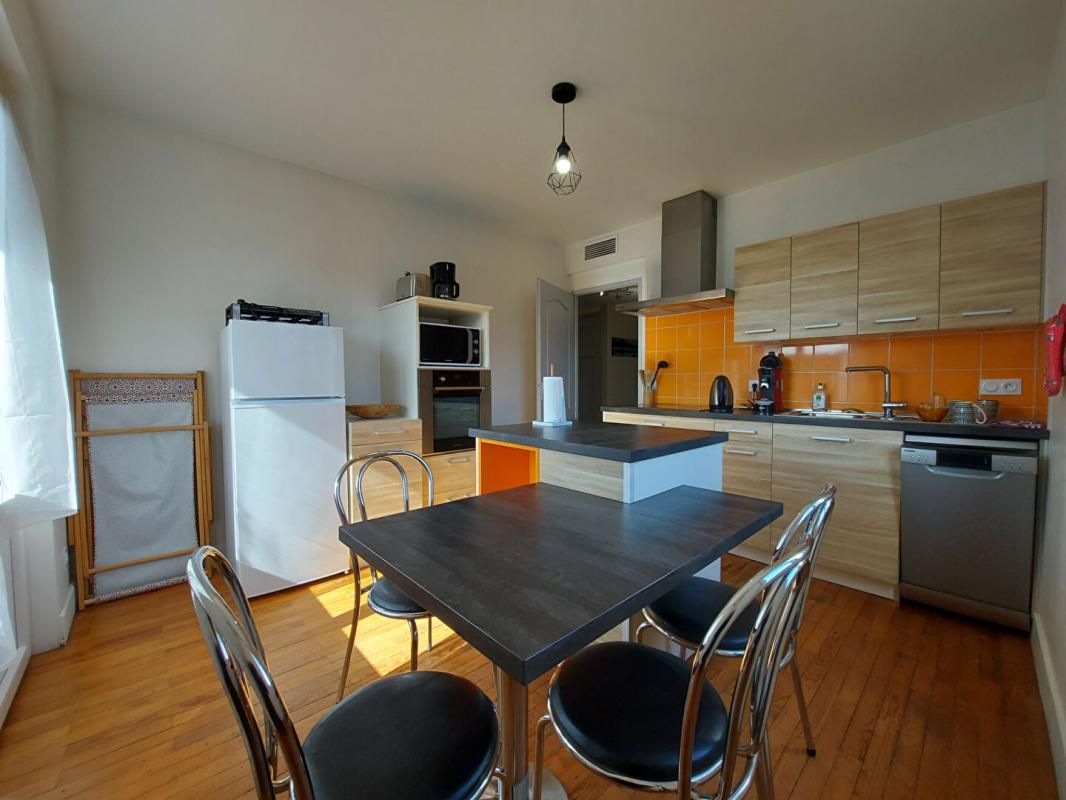 SEVRIER Sévrier : spacieux appartement 3 pièces (74 m²) ? Balcon ? cave - une place de Parking privé 2