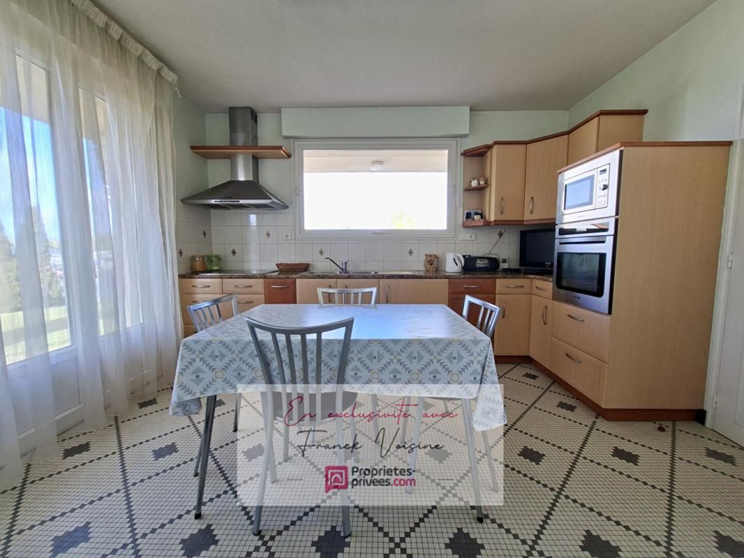 LES HERBIERS A VENDRE en exclusivité aux Herbiers, Maison de 140 m2 avec 4 Chambres et 1 bureau sur un terrain de 1062 m2 2