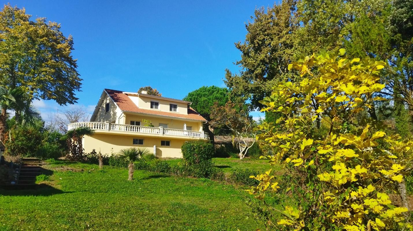 Spacieuse maison avec atelier, piscine et superbe potentiel sur un beau terrain