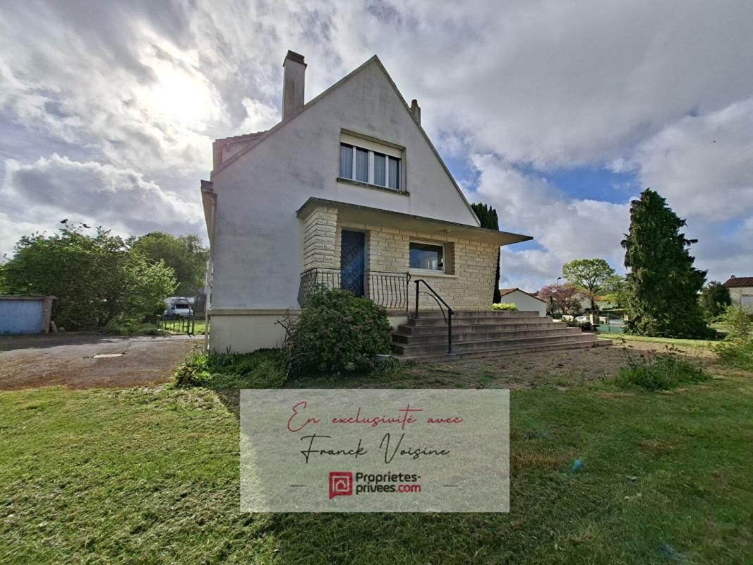 A VENDRE en Exclusivité aux Herbiers, Maison de 140 m2 avec 4 Chambres et 1 bureau sur un terrain constructible de 1700 m2 env