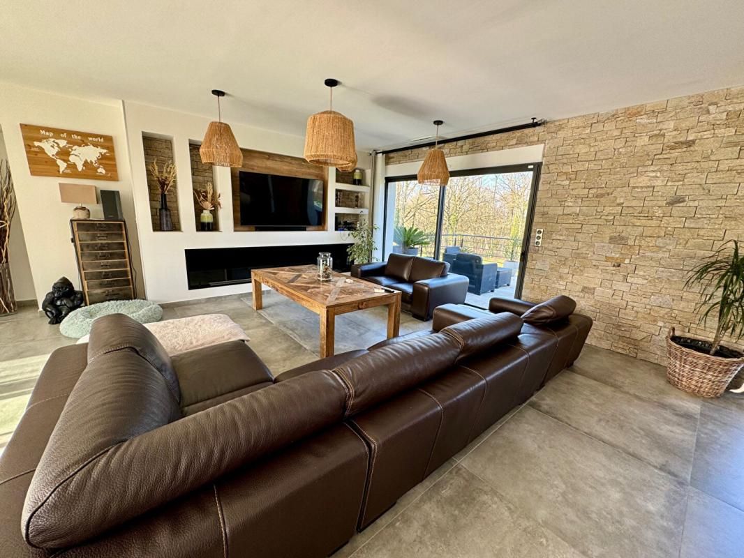 CONDAT-SUR-VIENNE Maison Condat Sur Vienne 8 pièce(s) 266 m2 2