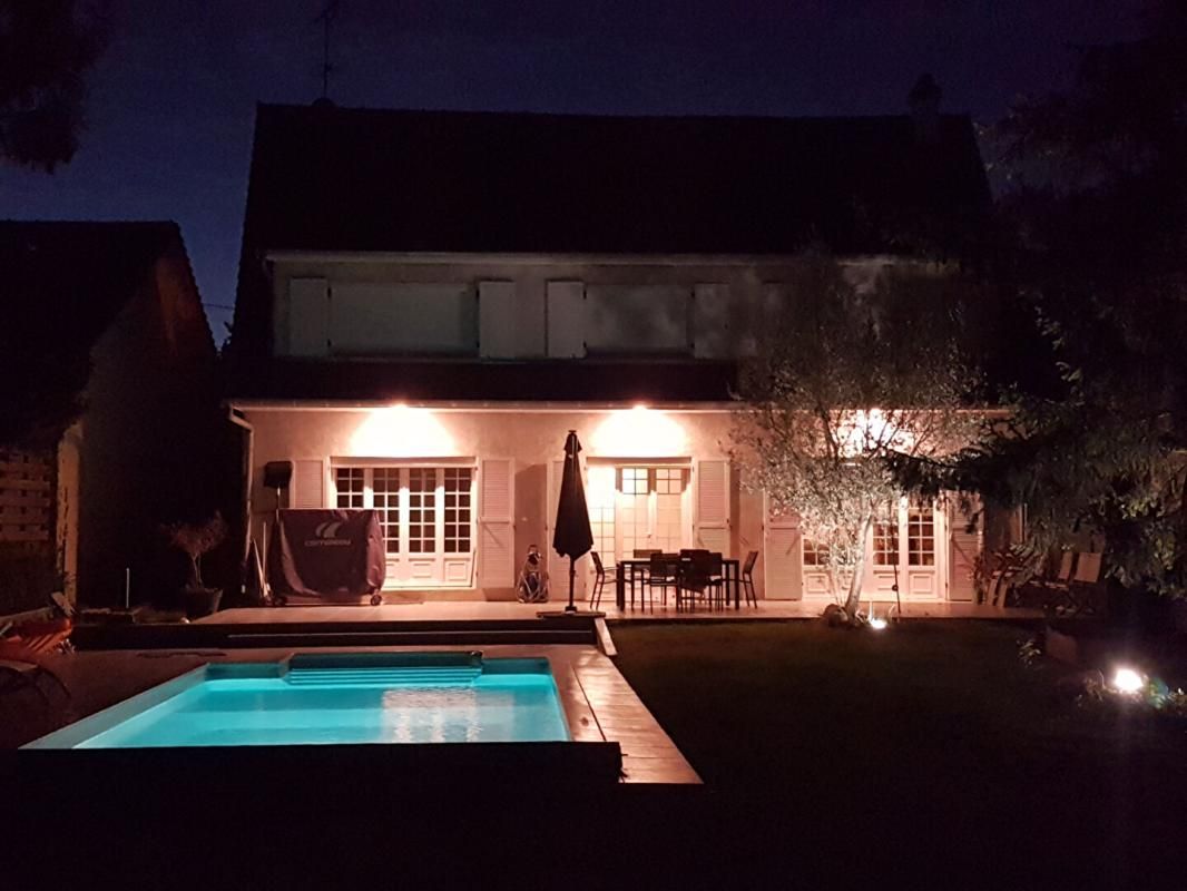 YERRES Yerres , Propriété de standing 205 m² , Piscine chauffée , Secteur recherché 2
