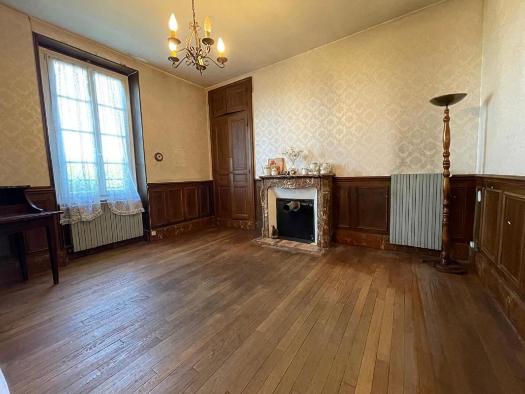 MOUSSY Belle propriété ancienne avec garages et grand terrain - Secteur calme 2