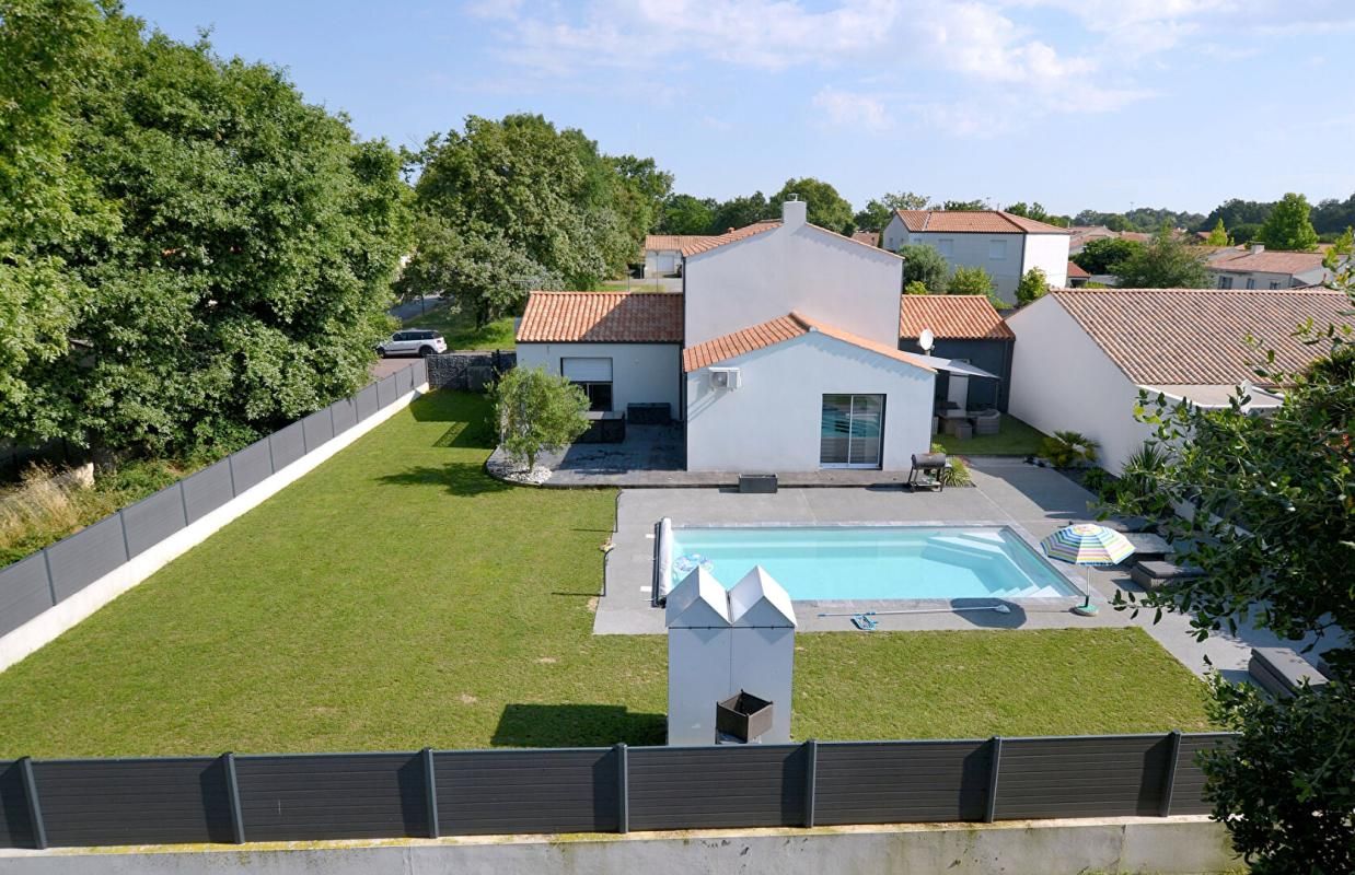 LA CHAPELLE-ACHARD Maison Les Achards 7 pièce(s) 180 m2 2