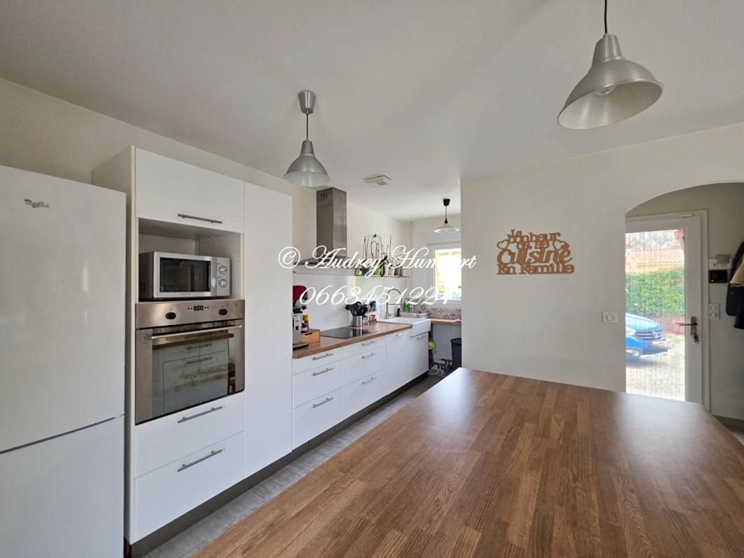 PIERREVERT PIERREVERT, superbe VILLA T6,  récente et confortable de 147 m²  sur 1000 m² de jardin arborés avec piscine 3