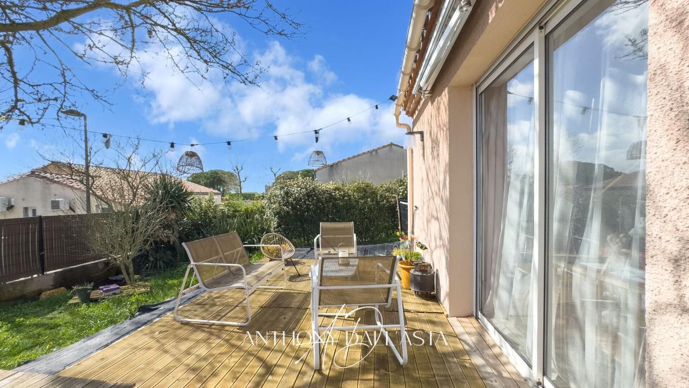 Maison- 3 chambres- salon- séjour- cuisine- garage- jardin- terrasse