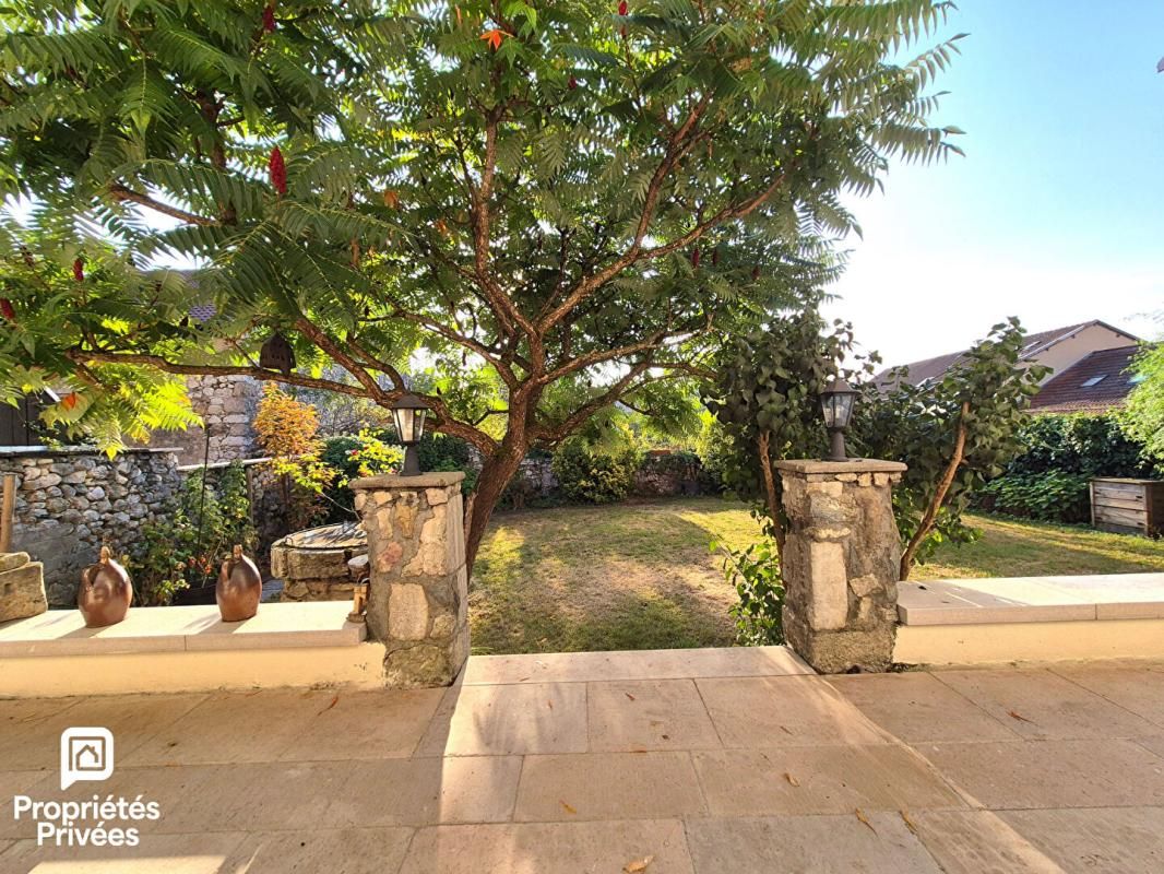 COLLONGES Maison en pierre rénovée - 4 ch - Jardin clos - Garage - Pays de Gex 2