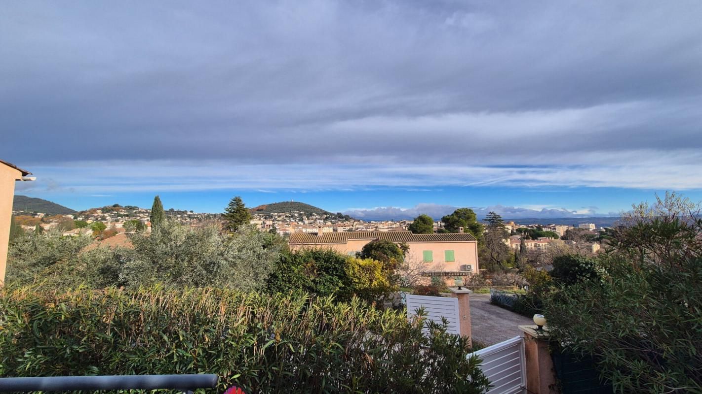 Maison de plain-pied, grand sous-sol / garage, jardin et vue dominante et dégagée