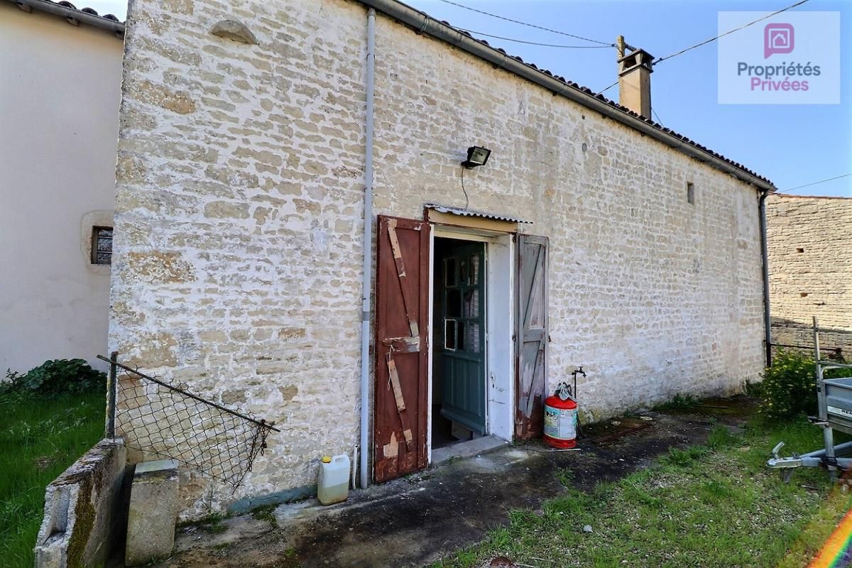 DAMPIERRE-SUR-BOUTONNE Maison de bourg mitoyenne à rénover sur 2 niveaux avec cave 2