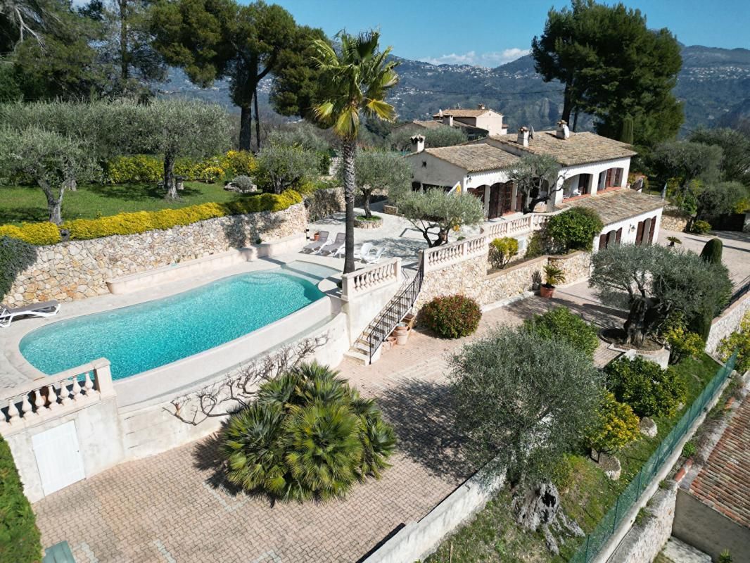 Nouvelle EXCLUSIVITE - VILLA DE CHARME AVEC PISCINE - TERRAIN DE + DE 3000 m2 - calme absolu - proche gattieres et vence