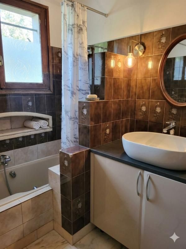 NOTRE-DAME-DE-SANILHAC Maison 8 pièces 180 m2, parc de 8700 M2 avec dépendances 3