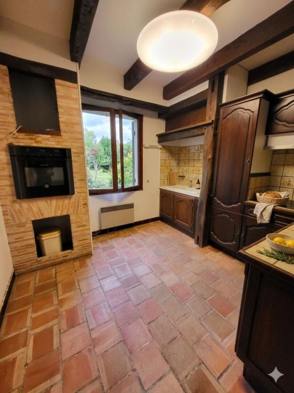 NOTRE-DAME-DE-SANILHAC Maison 8 pièces 180 m2, parc de 8700 M2 avec dépendances 4