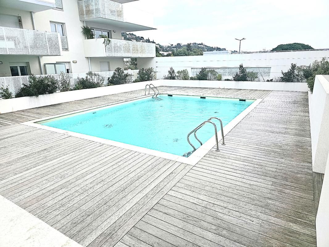 Superbe 3 pièces moderne avec grande terrasse, piscine et parkings ? à 10 minutes de la mer