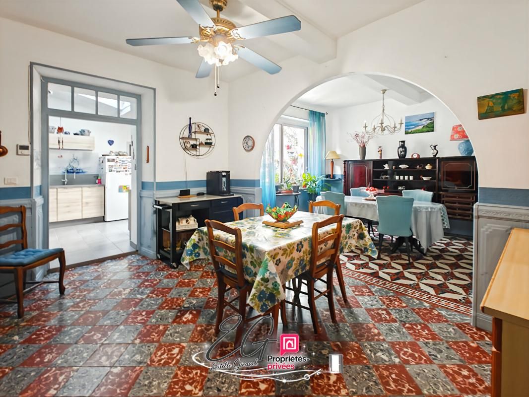 CAUNES-MINERVOIS Maison de caractère 1900, carreaux de ciment, tomettes, cheminées en marbre, cour et garage : Caunes-Minervois 1