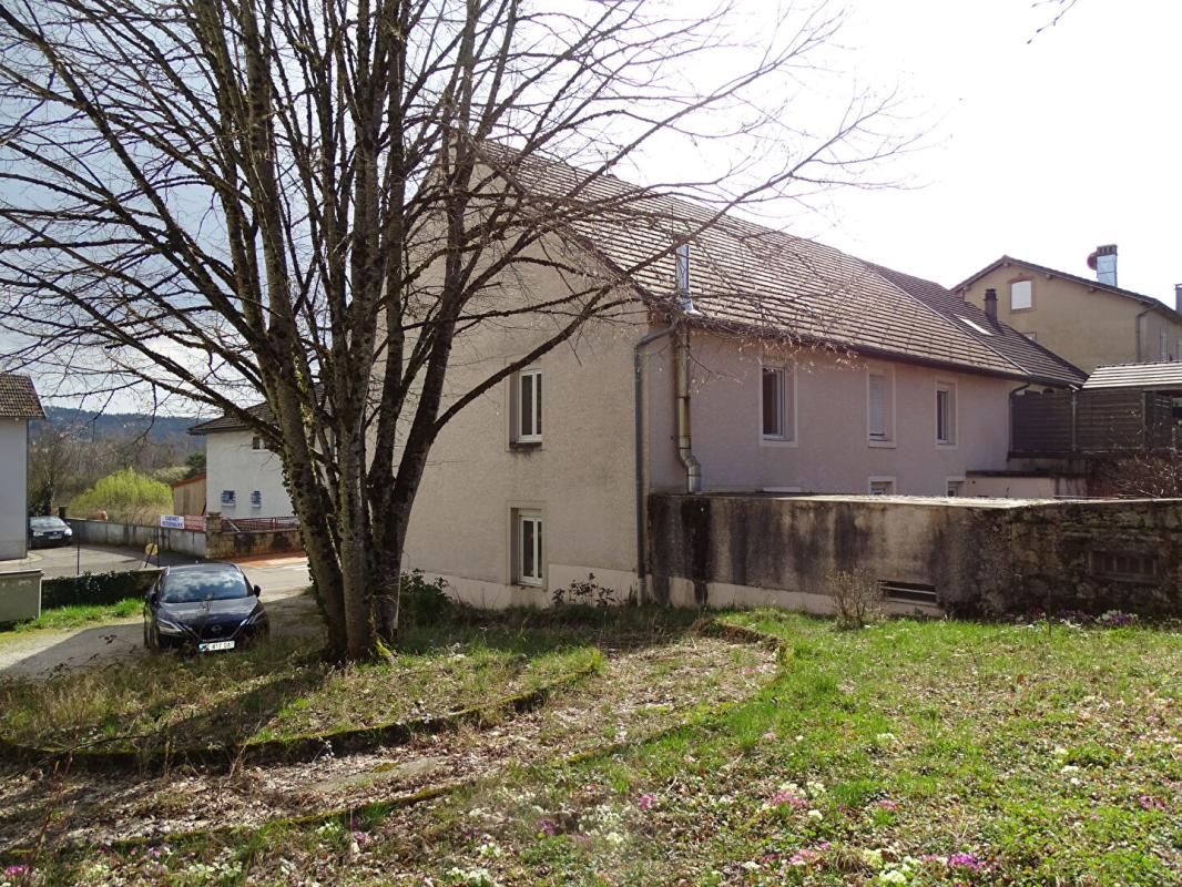 CLAIRVAUX-LES-LACS Immeuble comprenant 4 appartements + caves, jardin et parkings 2
