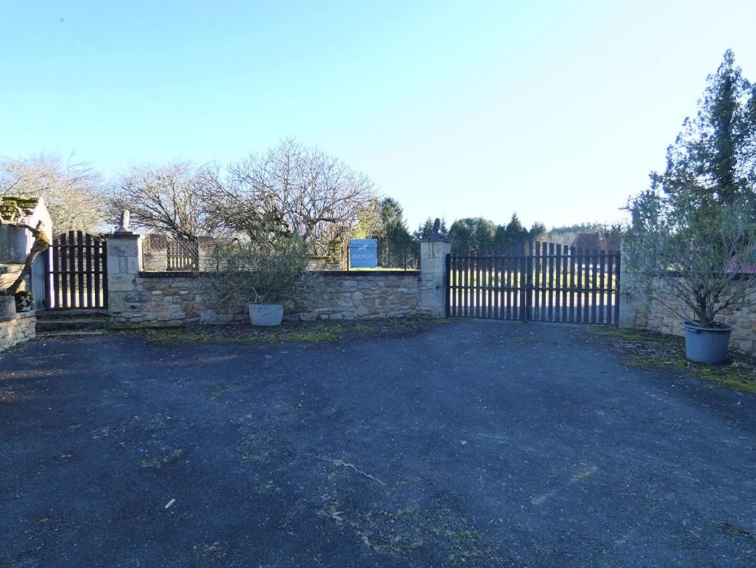 HAUTEFORT Maison 120 m2 / 4 chambres / sous-sol / cour / terrain 1500m² 3